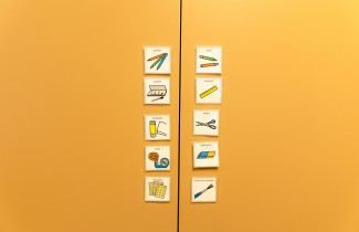 Tukikuvia kaapin ovissa.