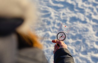 Kompassi henkilön kädessä
