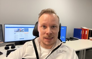 Tilannekeskuspäivystäjä Esa-Pekka Bergman työpisteellä 