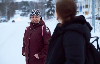 Keskisuomalaiset asukkaat ulkoilevat talvisäässä.