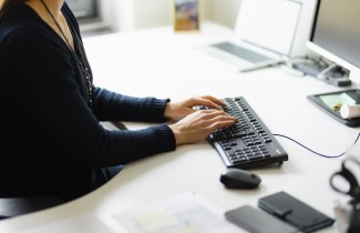 Ammattilainen työskentelee tietokoneella.