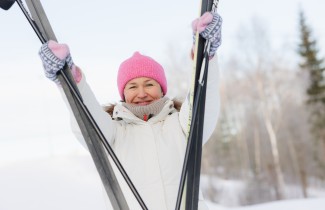 Nainen hiihtolenkin jälkeen talvisessa säässä.