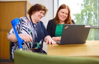 Keski-Suomen hyvinvointialueen ammattilainen palvelee asiakasta.