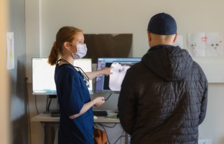 Suuhygienisti kertoo asiakkaalle suun terveydestä.