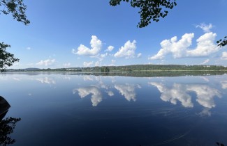 Keskisuomalainen järvimaisema kesällä.