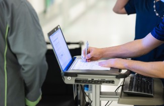 Keski-Suomen hyvinvointialueen ammattilainen palvelee potilasta. 