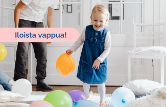 Lapsi leikkii värikkäillä ilmapalloilla olohuoneessa.