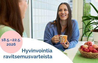 Naiset pöydän ääressä juomassa kahvia ja katsovat toisiaan.