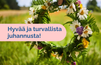Keskikesäinen kukkaseppele peltotomaisema taustalla.