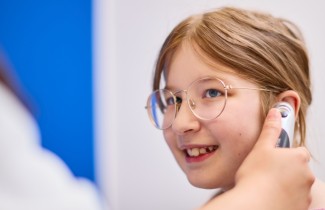 Tyytyväinen lapsi Keski-Suomen hyvinvointialueen palveluissa