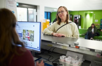 Asiakas asioi Keski-Suomen hyvinvointialueen palveluissa.