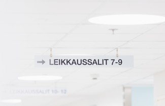 Leikkaussali-kyltti Sairaala Novassa.