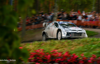 Ralliauto ajaa yleisön kannustaessa. Kuva: Secto Rally