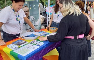 Keski-Suomen hyvinvoinitialueen esittelypiste Pride Jyväskylä -tapahtumassa vuonna 2025. 