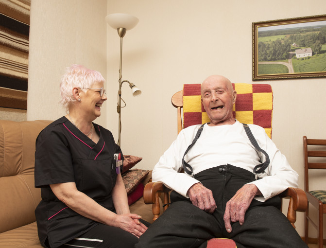 Aina pitää muistaa, että koti on asiakkaan reviiriä, kertoo Tuija vieraillessaan Antti Lehtosen luona.