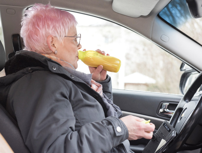 Välipala ja lounaskin napataan välillä autossa asiakastyön ohessa. Tuija Ahonen kokee työnsä varahenkilönä merkitykselliseksi.