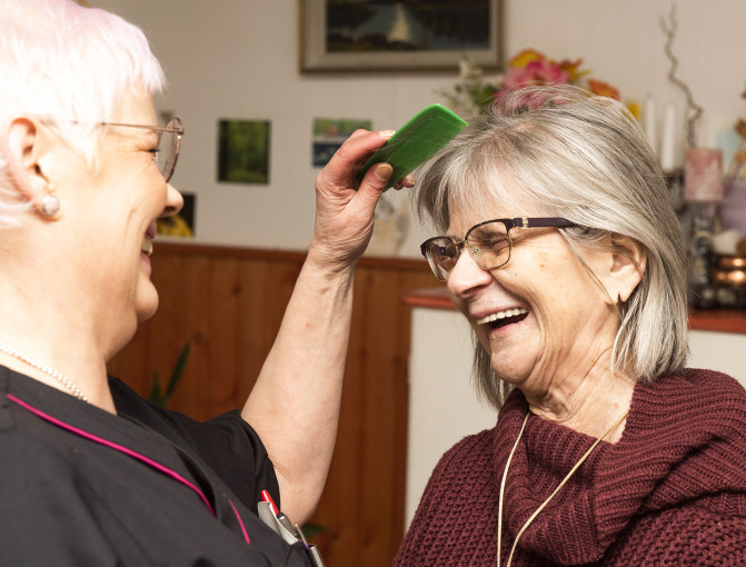 Asiakkaiden juttuja ja elämäntarinoita on ilo kuunnella, kertoo Tuija Ahonen. Kammattavana Aini Mäkinen