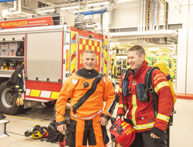 Hyvä ilmapiiri näkyy ja tuntuu Äänekosken paloasemalla. Kuvassa Kari-Pekka Mikkonen ja Teijo Pakarinen. 