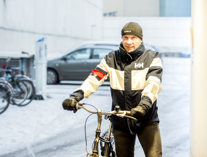 Olli Niskanen pyöräilee