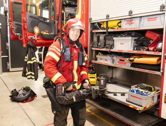aloautossa on kattava varustus monenlaisten pelastustehtävien hoitamiseen, esittelee Teijo Pakarinen.