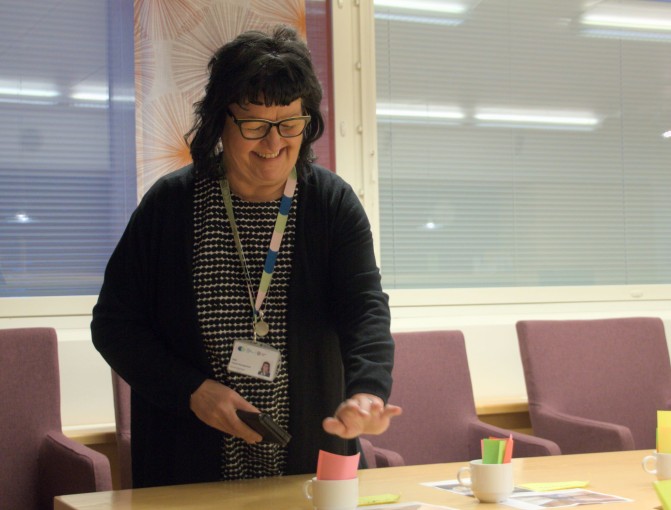 Arviointijohtaja Heli Tunturi-Kemppaiselle villasukkakilpailun raatilaisena toimiminen oli kunniatehtävä.