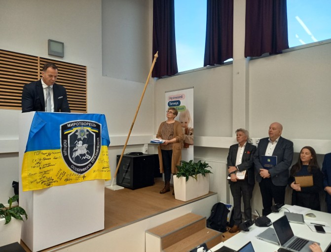 Keski-Suomen hyvinvointialuejohtaja Jan Tollet esittää kiitokset.