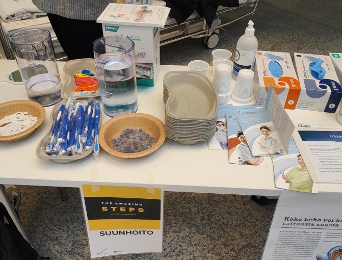 Suunhoidon työpajapisteen pöydän täyttää erilaiset välineet ja materiaalit, joita suunhoidossa hyödynnetään. 