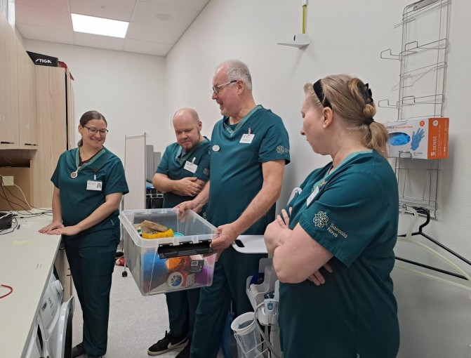 Sairaala Novassa työskentelevä sairaanhoitaja Maarit esittelee kolmelle opiskelijalle psykiatrian osaston rauhoittumisboksia, jossa on erilaisia rauhoittumista helpottavia asioita.