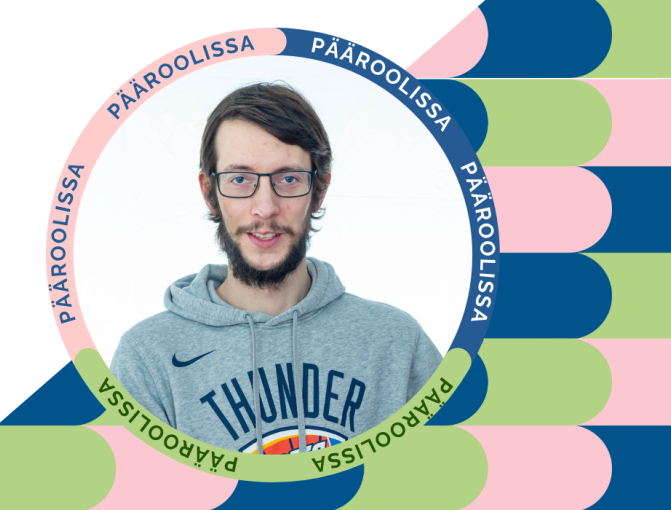 Nuorisokodin ohjaaja katsoo kameraan