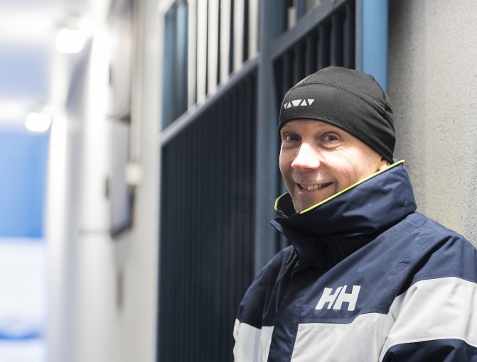 Lastensuojelun sosiaalityöntekijä katsoo kameraa