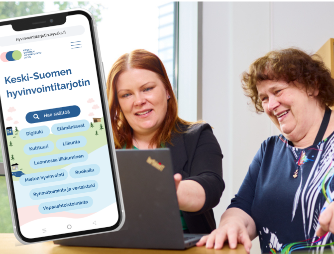 Ikääntynyt nainen katsoo nuoremman naisen kanssa iloisena tietokoneen ruutua. Kuvan päällä on puhelimen muotoinen kortti, jossa näkyy Keski-Suomen hyvinvointitarjotin.