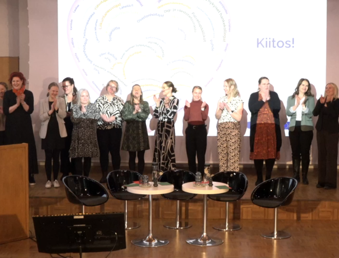 Hankeporukka lavalla.