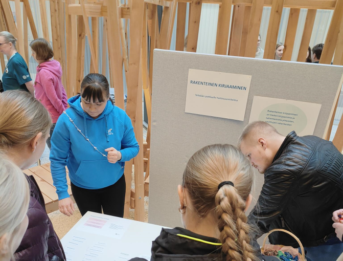 Esittelypisteellä tutustutaan rakenteiseen kirjaamiseen. 