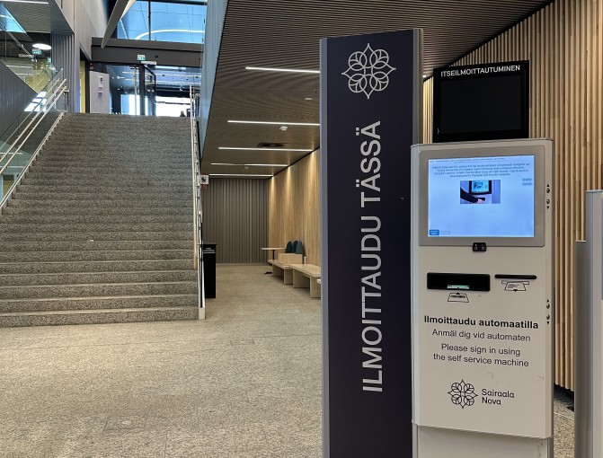 Ilmoittautumisautomaatti Sairaala Novassa.