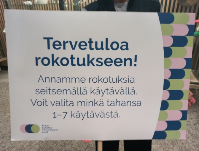 Sairaala Novassa rokotuksia annetaan seitsemällä pääkäytävän varrella olevalla sivukäytävällä. Aulaohjaajat opastavat tulijoita oikeaan paikkaan.
