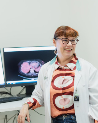 Lääkäri tietokoneen ääressä.