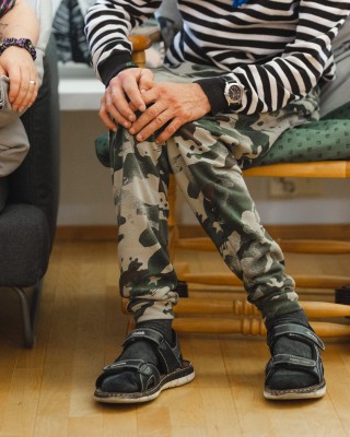 Henkilö istuu sohvalla.