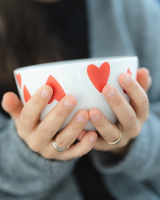 Muki, jossa sydämiä.