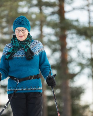 Henkilö sauvakävelemässä.