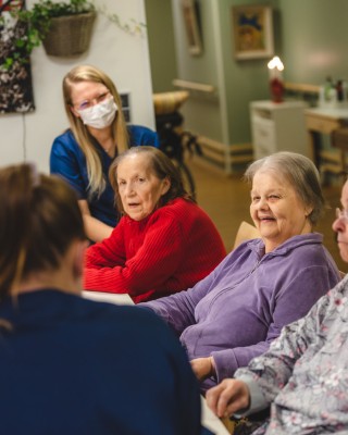 Ikääntyneitä henkilöitä sekä heidän hoitajiaan