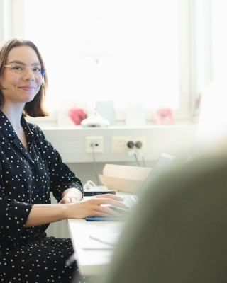 Asiakas sote-ammattilaisen vastaanotolla.