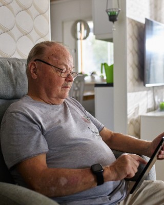 Ihminen selaa tablettia.