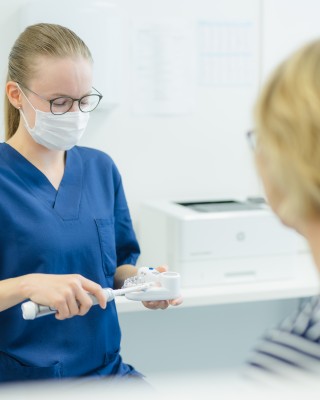 Suuhygienisti palvelee asiakasta.