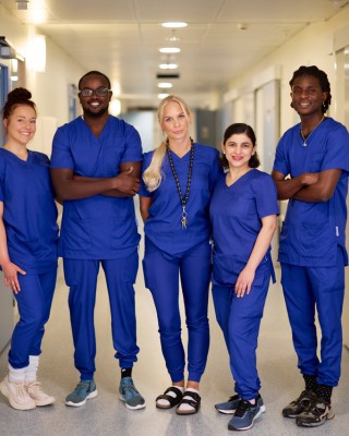 Ammattilaisia sosiaali- ja terveyskeskuksen käytävällä.