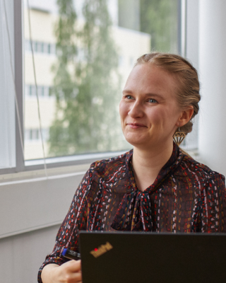 Sosiaalityön opiskelija harjoittelussa Keski-Suomen hyvinvointialueella