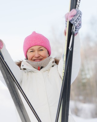 Nainen hiihtolenkin jälkeen talvisessa säässä.