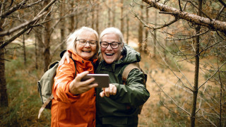 Ikääntyneet ihmiset nauttivat elämästä. 