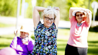 Naisia ulkoilemassa kesäilmassa.