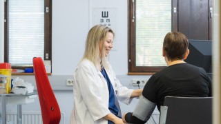 Lääkäri ja asiakas.