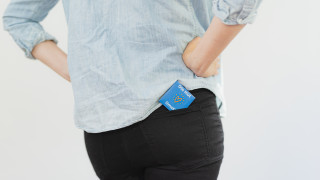 Nainen takataskussaan kondomi.